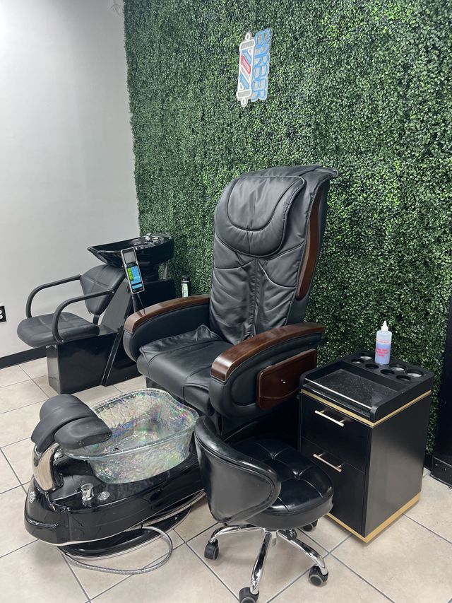 Shampoo and massage chair at Carlis Barbershop