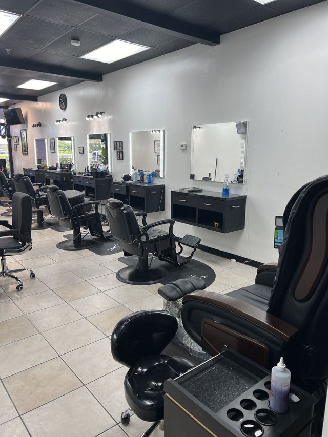Barber chairs and mirrors at Carlis Barbershop